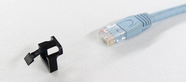 ラッチが折れてしまったLANケーブルに取り付けてラッチを復元